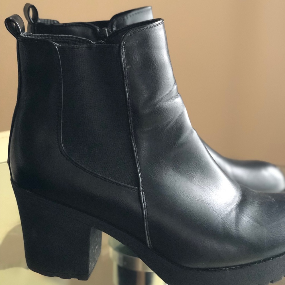 Heeled black boots Size 9
